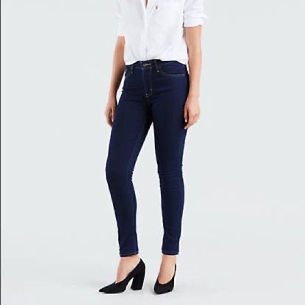 ⭐️ Levi’s 721 High Rise Dark Wash Skinny Jean